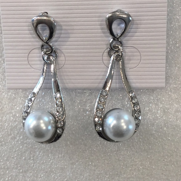 🌴NWT Too Awesome Crystal / Silver Earrings Wardrobe Must Have Fun To Wear 🌴 - Picture 9 of 9